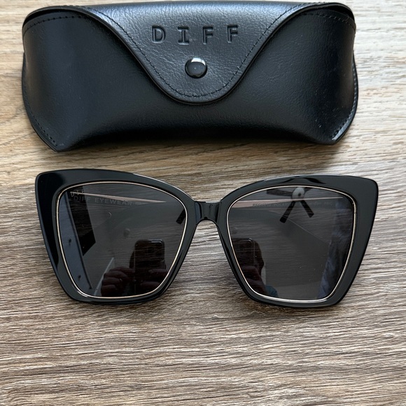 Diff Eyewear Black Cat-Eye Sunglasses with Case - Picture 3 of 7